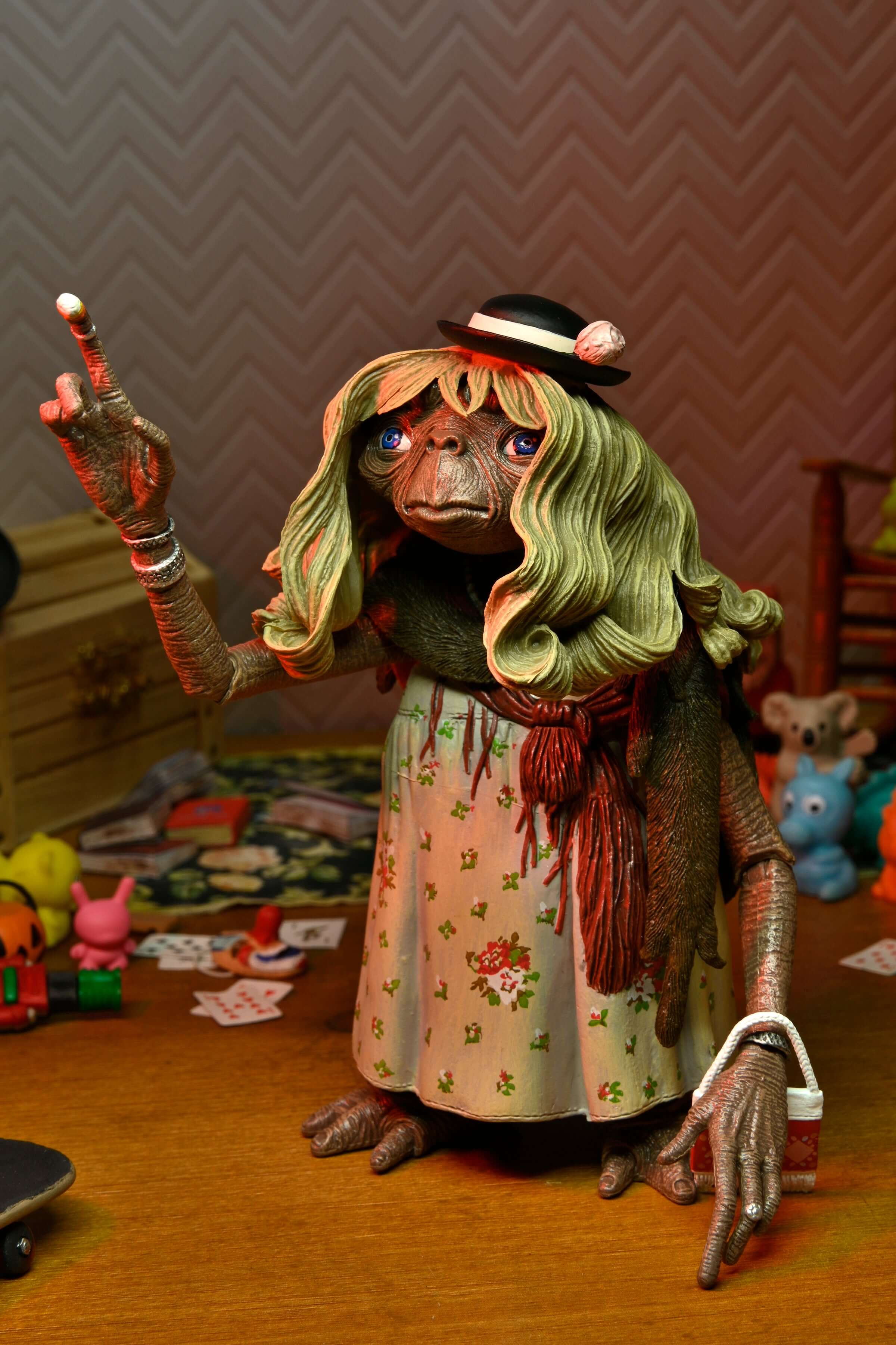 Neca - 7 inch E.T Dress Up Scale Ultimate Action Figure NECA