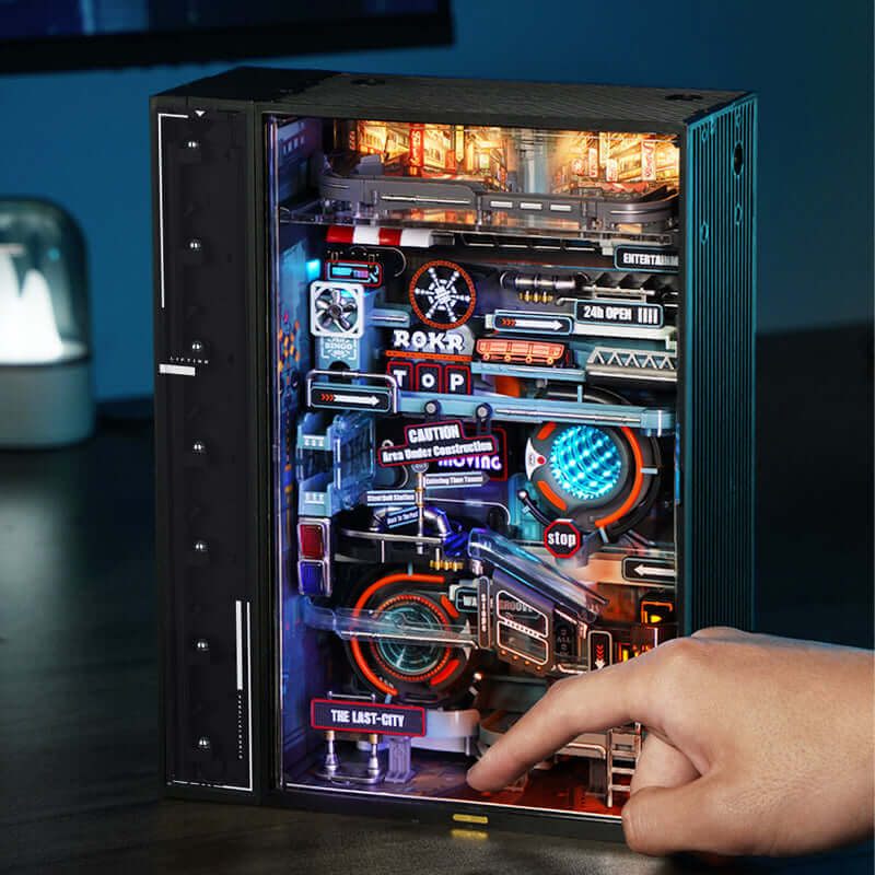 ROKR The Last City Marble Run: 130 pieces of futuristic racing setup with illuminated elements and interactive features.