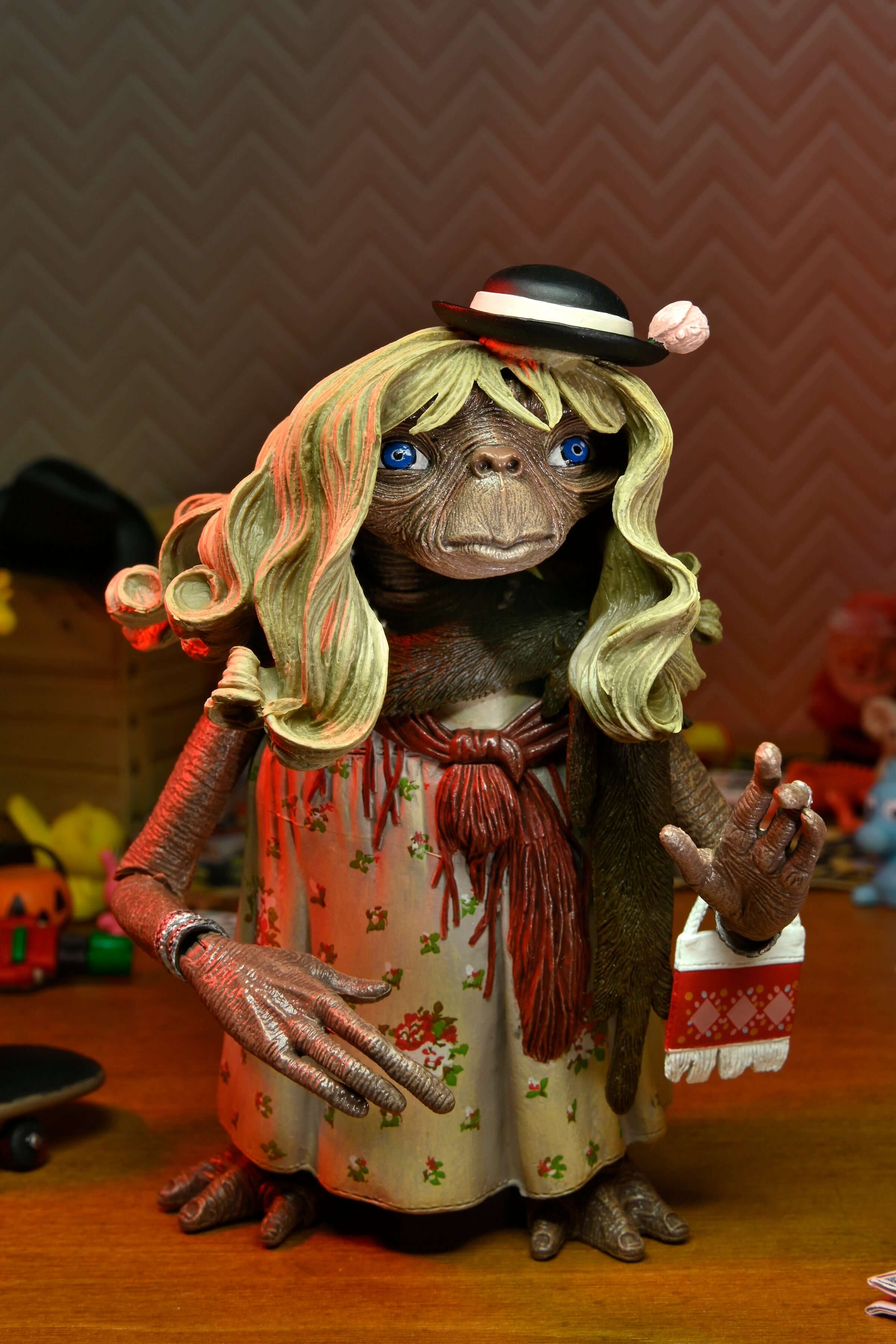 Neca - 7 inch E.T Dress Up Scale Ultimate Action Figure NECA