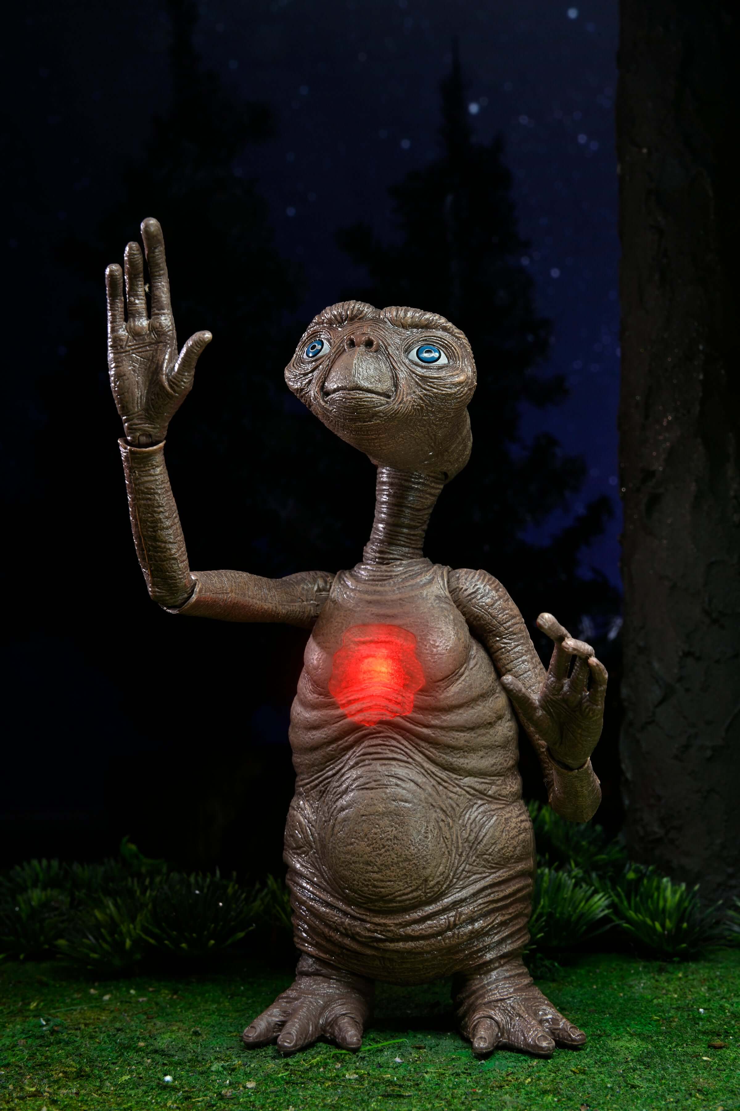 Neca - 7 Inch Scale Deluxe E.T With LED Chest Ultimate Action Figure NECA