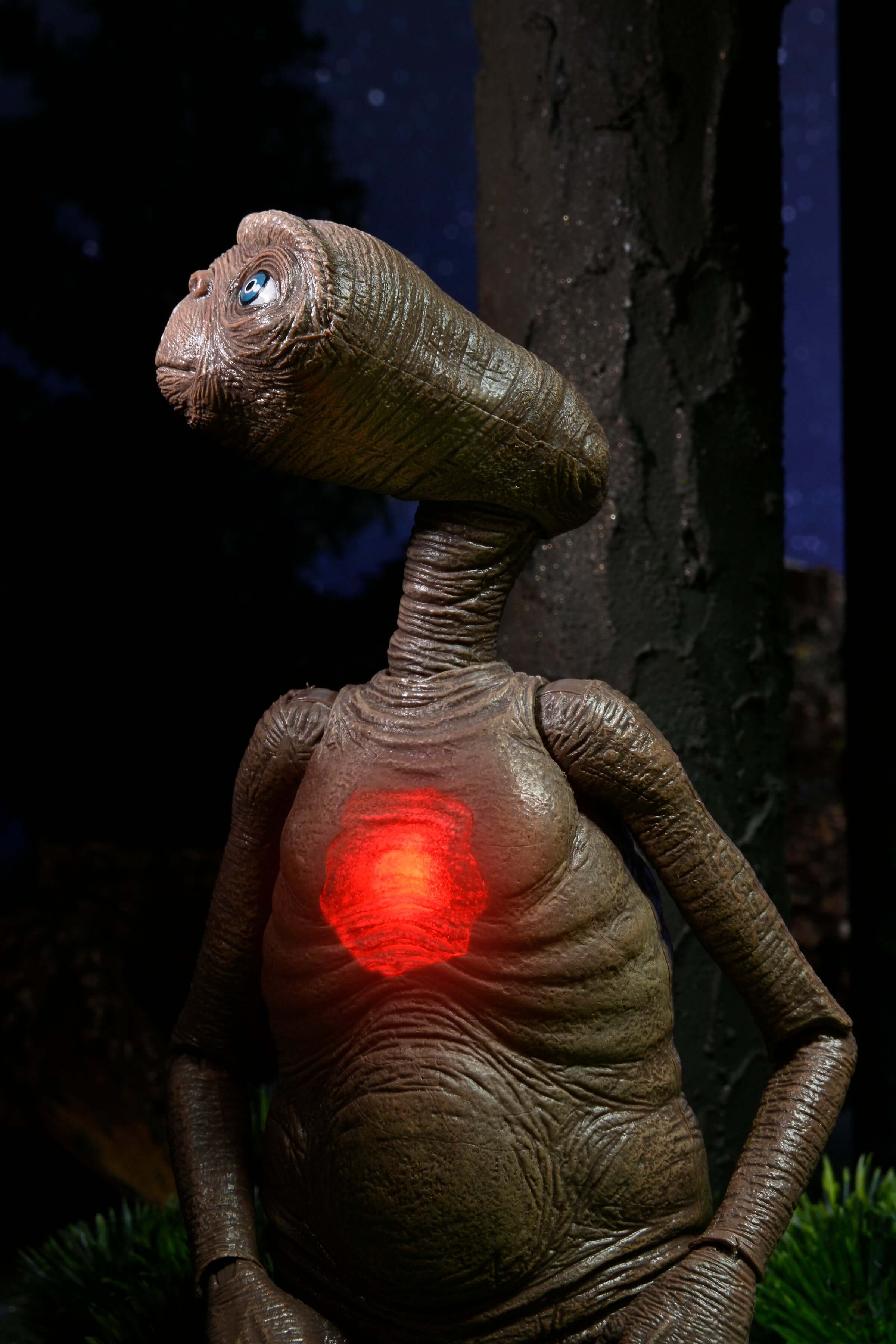 Neca - 7 Inch Scale Deluxe E.T With LED Chest Ultimate Action Figure NECA