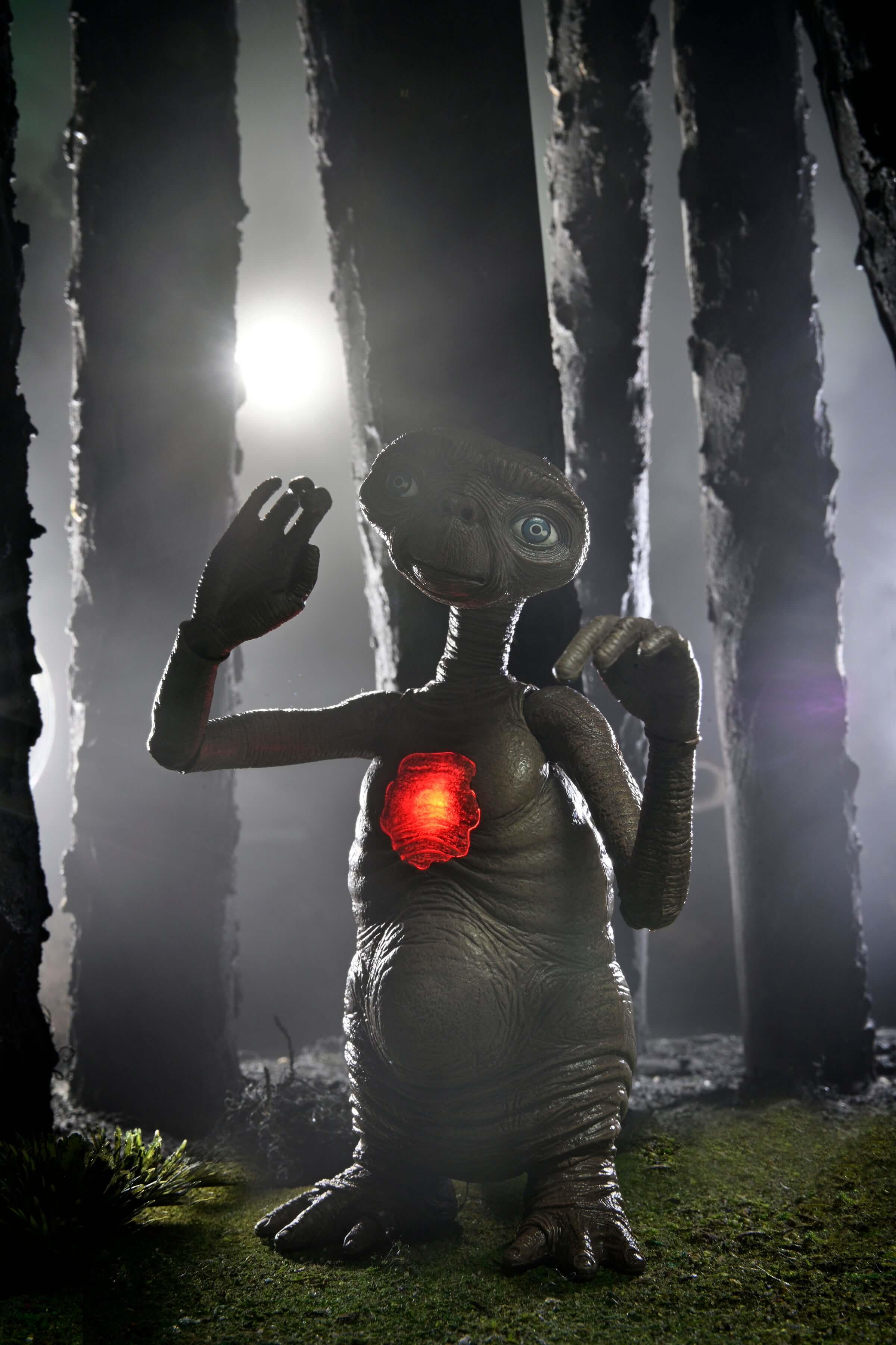 Neca - 7 Inch Scale Deluxe E.T With LED Chest Ultimate Action Figure NECA