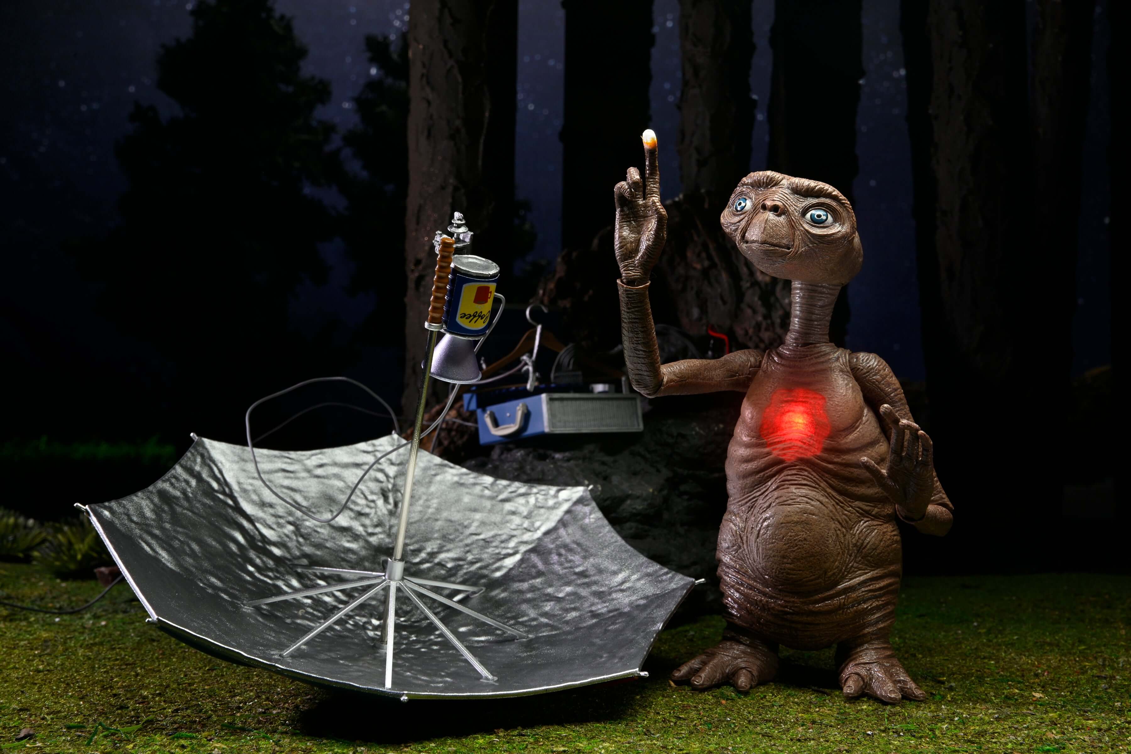 Neca - 7 Inch Scale Deluxe E.T With LED Chest Ultimate Action Figure NECA