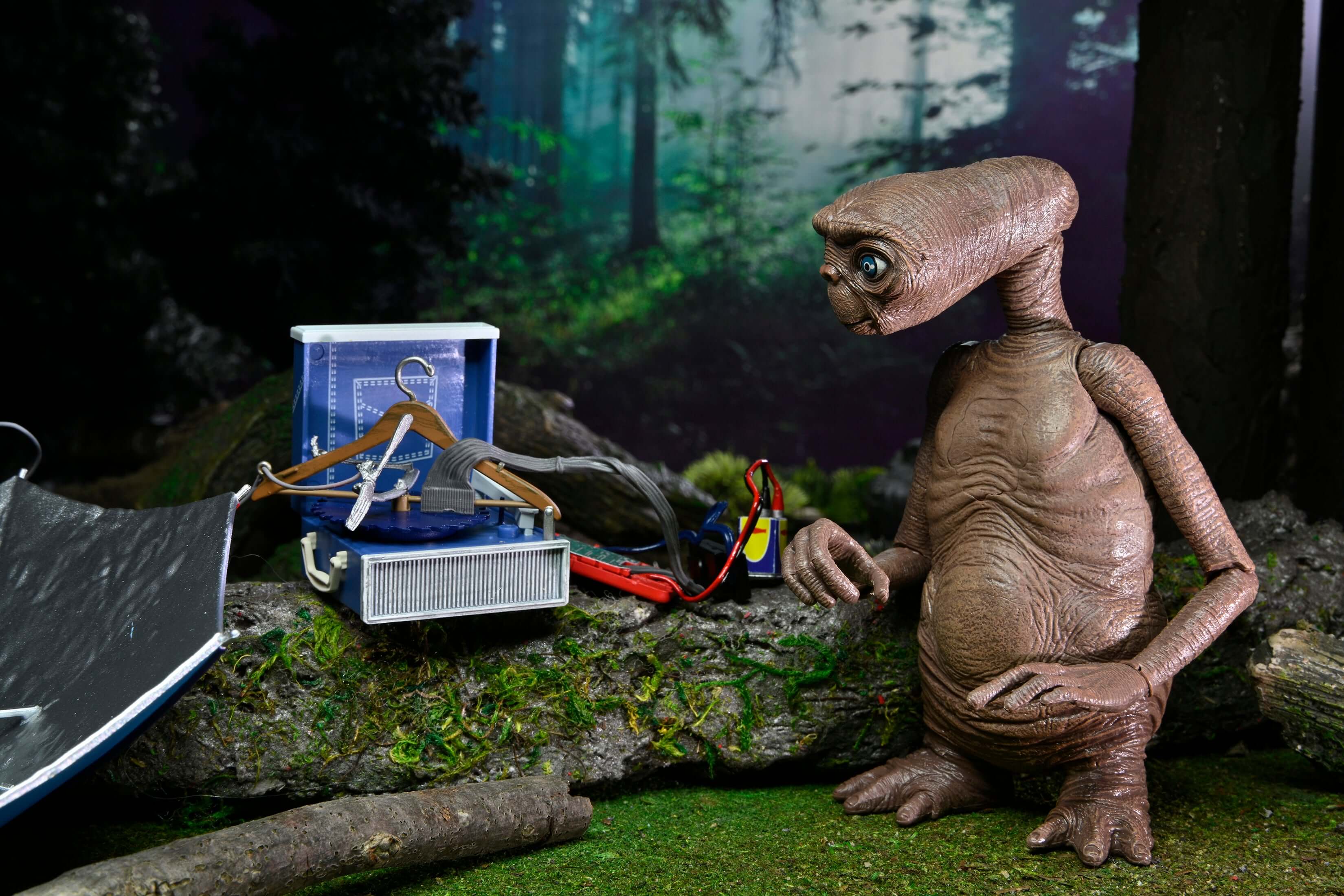 Neca - 7 Inch Scale Deluxe E.T With LED Chest Ultimate Action Figure NECA
