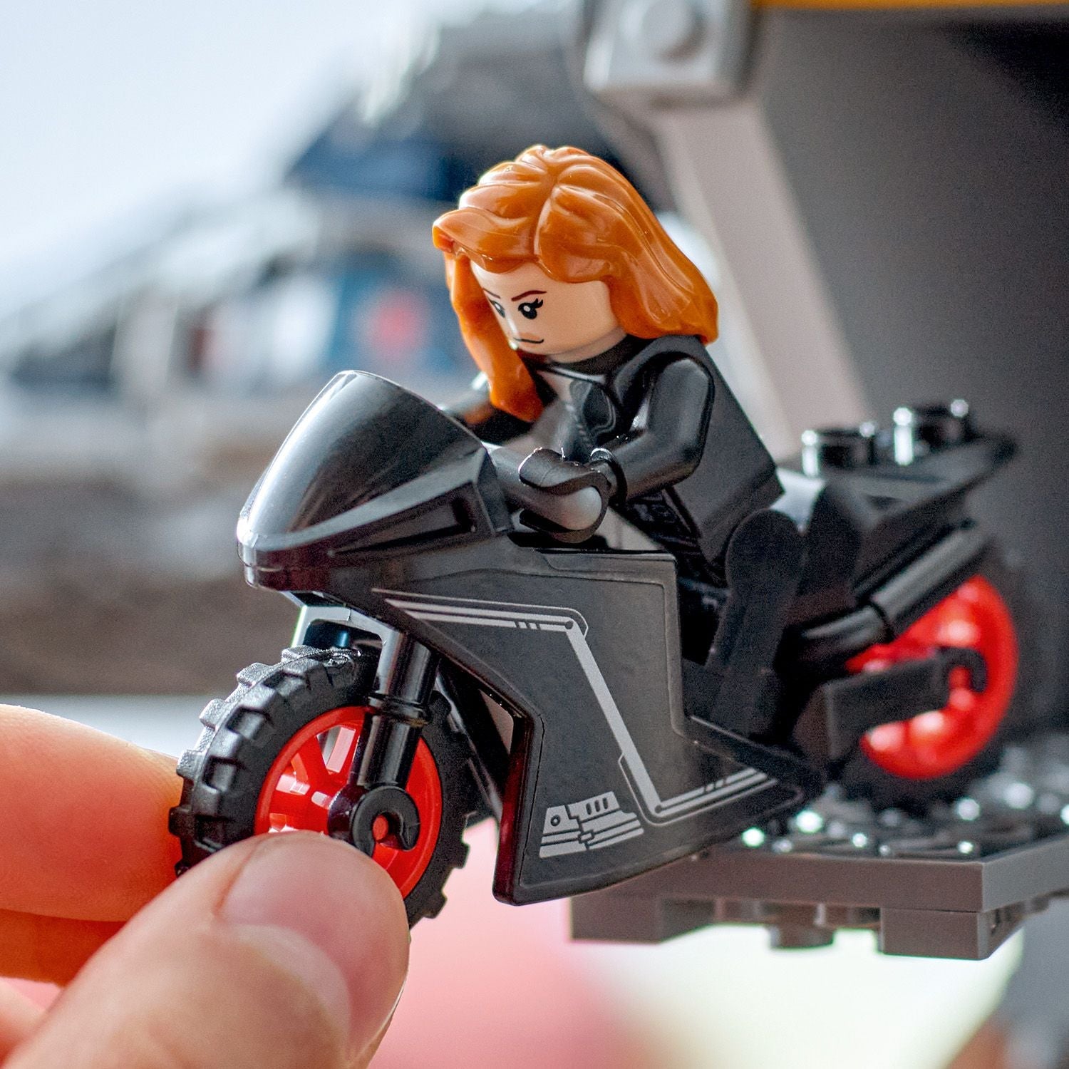 Lego Marvel 76325 Avengers: Age of Ultron Quinjet for Ages 12 and Up Curious Minds